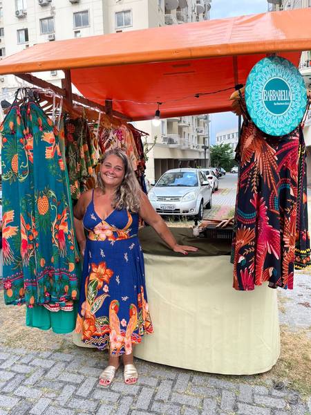 Empreendedora Barbarella com vestidos coloridos