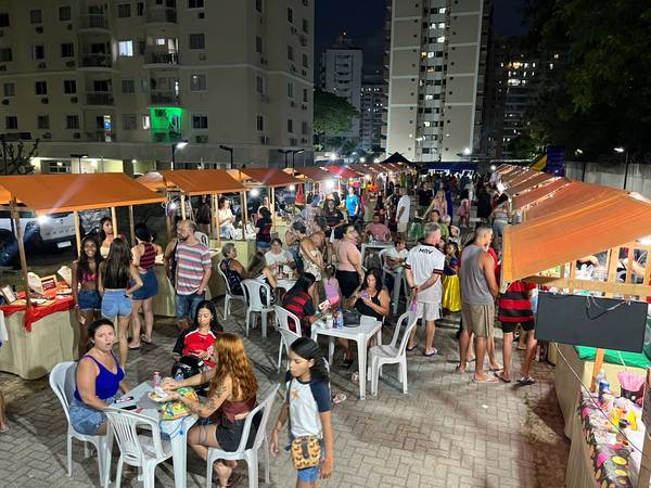 Feira noturna movimentada em condominio