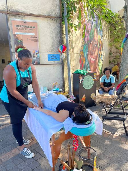 Massagista atendendo na feira ao ar livre